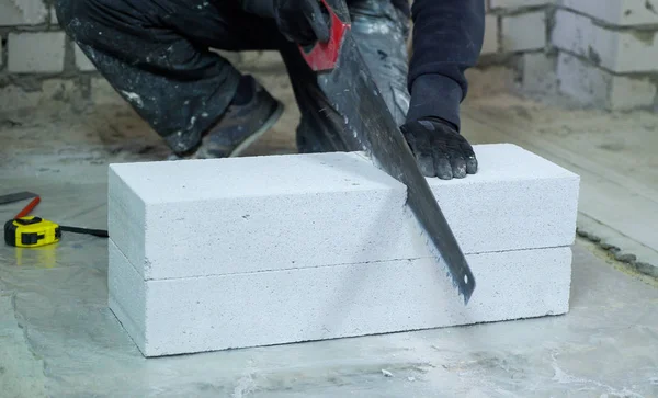 gaz beton blok kesme eldiven inşaat işçisi