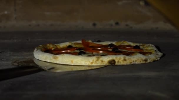 Roterande pizza med spade inuti stora restaurang ugn i slow motion — Stockvideo