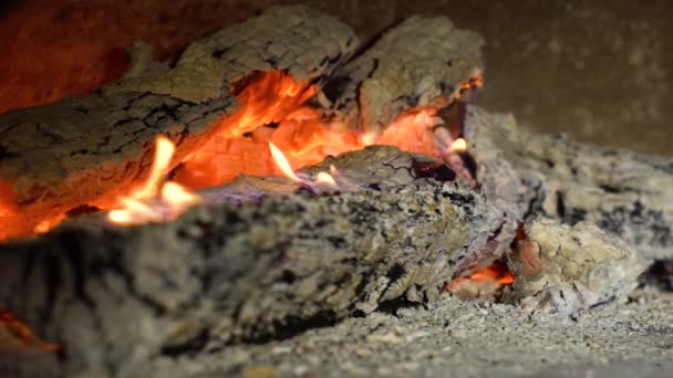 Leña ardiendo en la chimenea en cámara lenta primer plano — Vídeo de stock