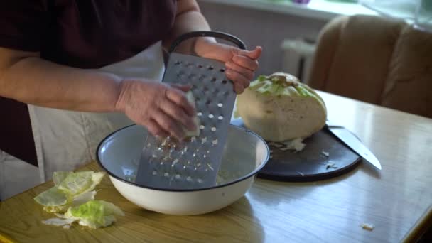 Senior kobieta kraty kapusta podczas gotowania wegetariański posiłek — Wideo stockowe
