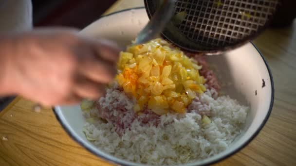 Primer plano de las manos de la mujer mayor mezcla de ingredientes de plato tradicional — Vídeo de stock