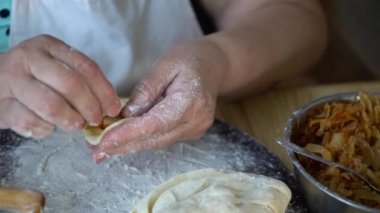 Yaşlı kadın closeup yapım vejetaryen köfte kavrulmuş lahana ile eller