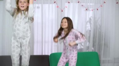 iki sevimli kız koltukta dans pijama