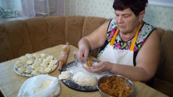 Cocinar comida tradicional — Vídeo de stock