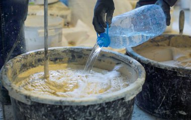 su ekleyerek Oluşturucu çözüm inşaat sahasında alçı