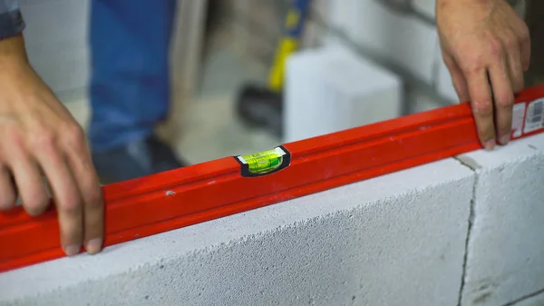 closeup kabarcık seviyesi ile gaz beton duvar düzgünlüğünü kontrol Oluşturucu