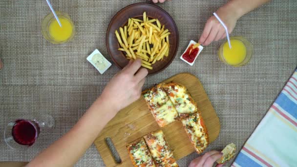 Pohled shora na jíst pizzu a hranolky doma — Stock video