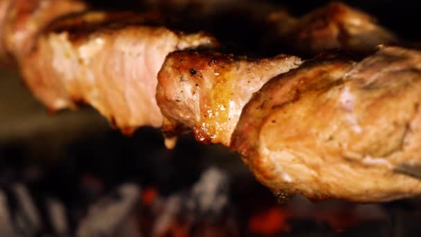 Closeup tuku klesá při opékání masa na gril na dřevěné uhlí — Stock video