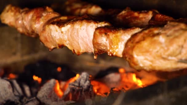 Close-up van vet zakt tijdens het roosteren van vlees op houtskool barbecue — Stockvideo