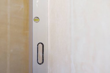 kabarcık seviyesi ile dikey duvar düzgünlüğünü kontrol. ev yenileme, inşaat ve yapı. boş alan ve kopya alan