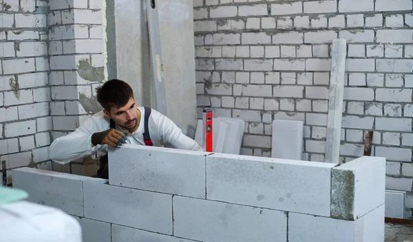 빌더 수준으로 화난된 콘크리트 벽의 균일성을 확인 — 스톡 사진
