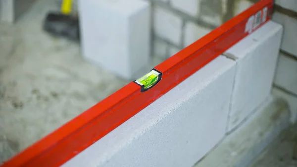 kabarcık seviyesi ile gaz beton duvar düzgünlüğünü kontrol