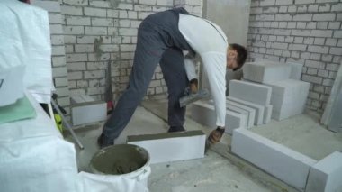 harç gaz beton blok tarafında spatula ile koyarak Oluşturucu