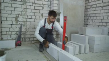 kabarcık düzeyiyle döşeme bloğu kontrol inşaat işçisi