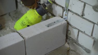 İnşaat işçisi nemlendirme tuğla duvar Su fiskiyesi ile closeup