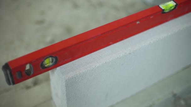 Verificação da uniformidade da parede de concreto arejado com nível de bolha — Vídeo de Stock