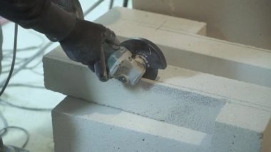 closeup Oluşturucu gaz beton blok daire testere ile kesme