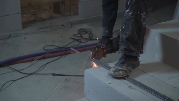 Vonken van het snijden van staal armatuur met elektrische slijper — Stockvideo