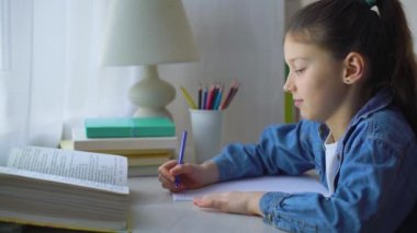 küçük kız okul ödevi evde yapıyor