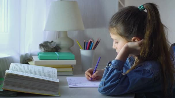 Triest school meisje er niet in slaagt om haar huiswerk te doen — Stockvideo