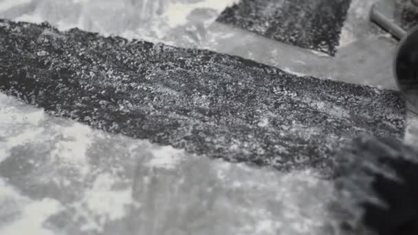 절단 조각 피자 칼 근접 촬영으로 검은 반죽의 — 비디오