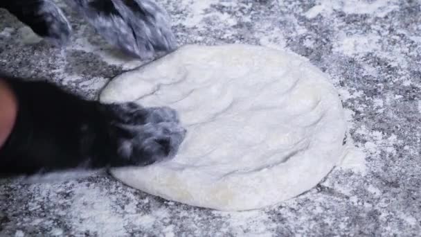 Cook preparing dough for pizza closeup — Stock Video