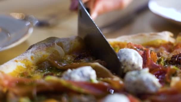 Řezné plátky pizzy a jejich uvádění na desku closeup — Stock video
