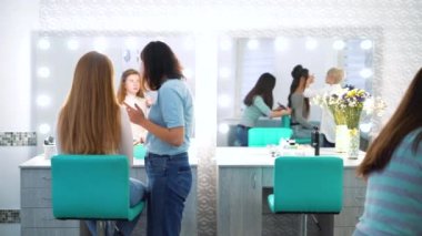 müşteriler için makyaj ve saç yaptığını Güzellik Salonu kızlar kadeh kaydırmak