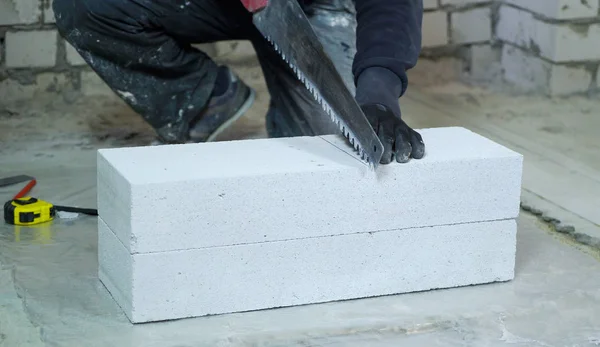 화난된 콘크리트 블록을 절단 하는 장갑에 건설 노동자 — 스톡 사진