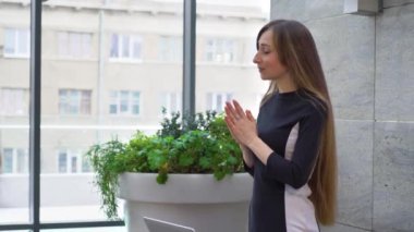 Boş alan ile iş toplantı bir konuşma vermek genç gülümseyen kadın hoparlör