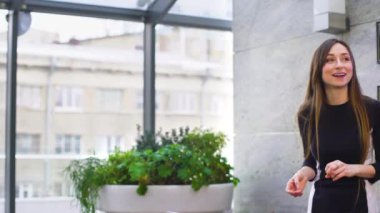 Güzel iş kadını mutlu ofis boş alan yeni proje tartışıyor