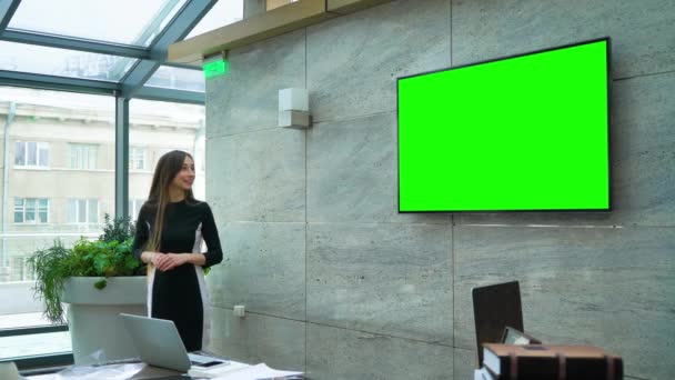 Femme d'affaires donnant une présentation sur grand écran vert dans une salle de conférence — Video