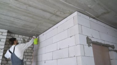 İnşaat işçisi nemlendirme duvarlar ile daha fazla işleme için su FİSKİYESİ