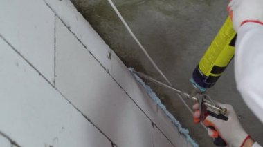 İnşaat alanında montaj köpük kullanarak Oluşturucusu'nu closeup