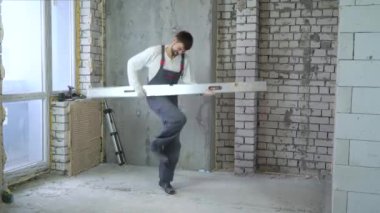 gitar taklit inşaat cetvel ile dans mutlu genç Oluşturucu