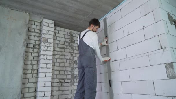 Línea de dibujo constructor en pared de hormigón aireado con lápiz y regla de construcción — Vídeo de stock