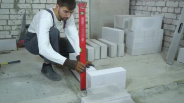 kabarcık düzeyiyle döşeme bloğu kontrol inşaat işçisi