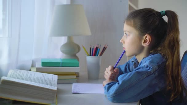 Triste chica de la escuela haciendo la tarea y sintiéndose agotado — Vídeo de stock