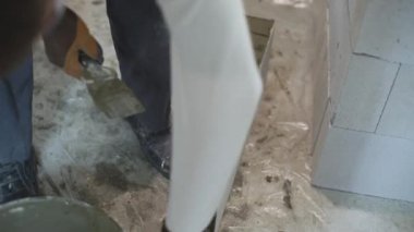 İnşaat işçisi harç koyarak closeup beton blok gazlı