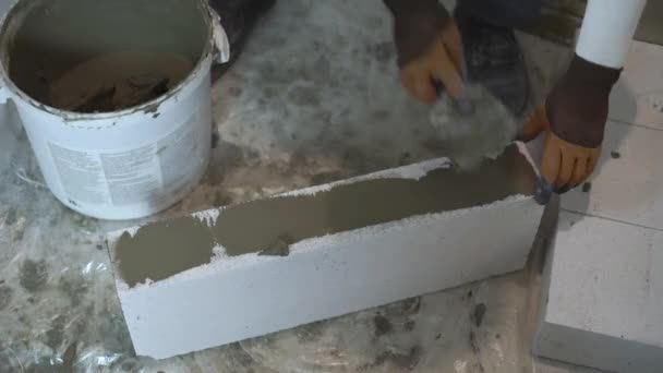 Zeitraffer eines Bauarbeiters, der Mörtel auf Porenbeton aufbringt — Stockvideo