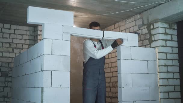 Drzwiach budynku pracownik budowy — Wideo stockowe