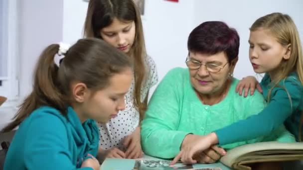 Kızlar Kendi Büyükannesi Ile Eski Fotoğraf Albümü Izliyor Vintage Fotoğraf — Stok video