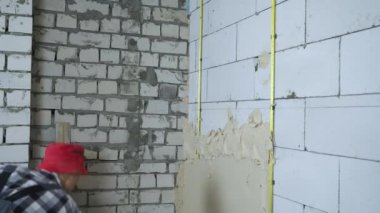 gaz Beton taş duvara sıva koyarak iş giysisi Oluşturucu