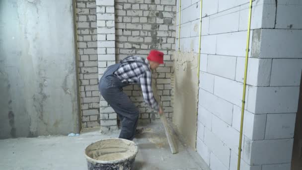 Tvůrce šíření omítky na stěně provzdušněný beton blok s konstrukce pravítkem