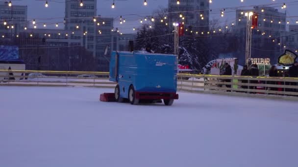 Kharkiv, Ukraine - Dec 30, 2018: resurfacing ice of skating rink in slow motion — Stock Video