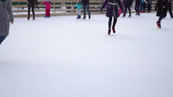 Blick auf Menschen Füße in Schlittschuhen Schlittschuh laufen auf Open-Air-Eisbahn — Stockvideo