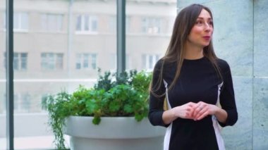 gülümseyen kadın bir iş konuşma boş alan ile kurumsal Toplantı