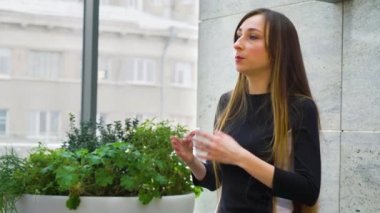 genç iş kadını ile boş alan yeni proje sunarken el hareketi