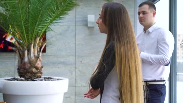 Equipo de oradores de negocios dando una charla sobre la conferencia corporativa — Vídeos de Stock