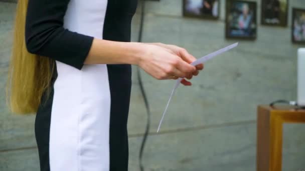 Gedeeltelijke weergave van vrouw handen met een lijst terwijl het geven van een openbaar gesprek — Stockvideo
